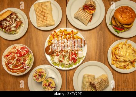 Set di piatti tipici del ristorante kebab con falafel, patatine fritte, hamburger, carne kebab e altre cose Foto Stock