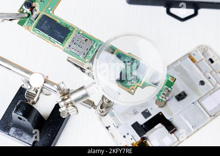Riparazione della piastra del telefono cellulare. Interno dello smartphone Foto Stock