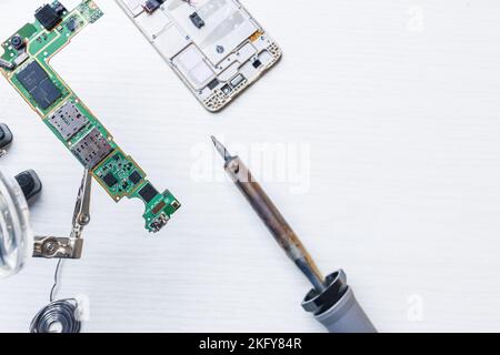 Riparazione della piastra del telefono cellulare. Interno dello smartphone Foto Stock