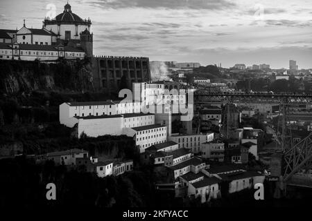 Vista sulla Vila Nova de Gaia vicino al Ponte Don Luis, Porto, Portogallo. Foto in bianco e nero. Foto Stock