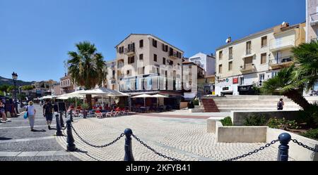 CALVI, CORSICA, FRANCIA; 21 agosto 2020: Turisti che camminano nel centro di Calvi nella Corsica settentrionale. La città è famosa per la massiccia cittadella fortificata da Corsi Foto Stock