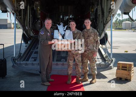 Ryan Hayde, vice comandante 23rd Wing, a sinistra, presenta il Senior Airman Robert Corkren, 41st Rescue Generation Squadron responsabile dell'equipaggio, centro, E Airman Thomas Minder, 41st assistente RGS dedicato capo equipaggio, con un trofeo dopo un concorso Top Tiger alla Moody Air Force base, Georgia, 14 ottobre 2022. Il 41st RGS ha raggiunto il 1st° posto tra le altre cinque unità di manutenzione. Top Tiger è un concorso trimestrale che verifica la conoscenza dei capi di equipaggio dedicati e assistenti delle istruzioni di manutenzione dell'Aeronautica militare, dell'aspetto dell'uniforme e dell'aeromobile e dello stato del loro aereo Foto Stock