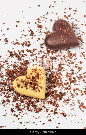 Vista dall'alto di due cuori di cioccolato su sfondo bianco, piatto, primo piano. Concetto di San Valentino Foto Stock