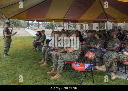 U.S. Marine Corps Brig. Il generale Phillip N. Frietze, comandante, 1st Marine Logistics Group, i Marine Expeditionary Force, parla durante la cerimonia di pensionamento del capitano Schluter a Camp Pendleton, California, 14 ottobre 2022. Il capitano Schluter ha onorevolmente servito 26 anni nella marina. Foto Stock