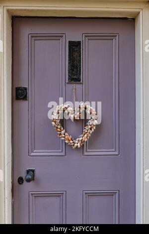 Corona porta a forma di cuore fatta di conchiglie Foto Stock