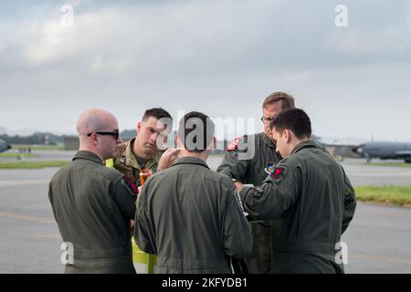 U.S. Airmen dello Squadrone di rifornimento dell'aria 909th si sincronizzano prima del loro volo su un KC-135 Stratotanker alla base aerea di Kadena, Giappone, 14 ottobre 2022. Comunicare i ruoli e gli obiettivi della missione dell’equipaggio prima del volo è fondamentale per l’esecuzione di qualsiasi missione di rifornimento. Foto Stock