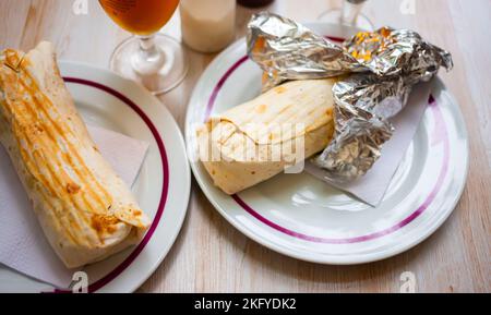 Piatto di durum avvolto in turco su piastra bianca Foto Stock