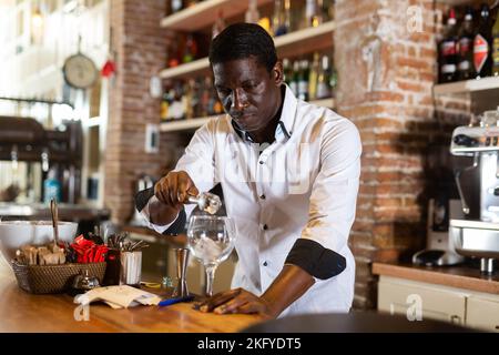 Barista che fa un cocktail di ghiaccio Foto Stock