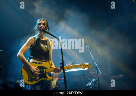 La pop band tedesca Brockhoff si esibisce dal vivo alle Hole44:00 a Berlino mentre sostiene Alice Merton in tour. Foto Stock