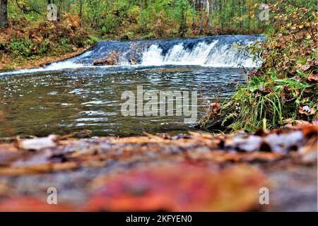 Una scena autunnale di Trout Falls sul fiume la Crosse nella Pine View Recreation Area è mostrata il 14 ottobre 2022, a Fort McCoy, Wisconsin. L'area ricreativa comprende ettari di terreno accessibile al pubblico con sentieri per escursioni, Pine View Campground, Whitetail Ridge Ski Area e Sportsman's Range. La Pine View Recreation Area offre attività durante tutto l'anno, che includono campeggio, escursioni, pesca e molto altro. Ulteriori informazioni sull'area sono disponibili all'indirizzo https://mccoy.armymwr.com/categories/outdoor-recreation. Nel 2022, l'area ricreativa ha celebrato 50 anni di utilizzo e l'area è gestita dalla direzione di Fort McCoy di Foto Stock