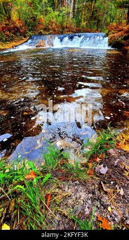 Una scena autunnale di Trout Falls sul fiume la Crosse nella Pine View Recreation Area è mostrata il 14 ottobre 2022, a Fort McCoy, Wisconsin. L'area ricreativa comprende ettari di terreno accessibile al pubblico con sentieri per escursioni, Pine View Campground, Whitetail Ridge Ski Area e Sportsman's Range. La Pine View Recreation Area offre attività durante tutto l'anno, che includono campeggio, escursioni, pesca e molto altro. Ulteriori informazioni sull'area sono disponibili all'indirizzo https://mccoy.armymwr.com/categories/outdoor-recreation. Nel 2022, l'area ricreativa ha celebrato 50 anni di utilizzo e l'area è gestita dalla direzione di Fort McCoy di Foto Stock