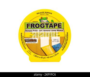 Un rotolo di nastro per mascheratura per pittura Frogtape per superfici delicate per mantenere le linee dritte e nitide isolate sul bianco Foto Stock