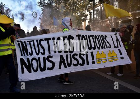 Marsiglia, Francia. 19th Nov 2022. I manifestanti tengono uno striscione durante la dimostrazione. I "giubbotti gialli" hanno dimostrato in tutta la Francia di celebrare il quarto anniversario del loro movimento nato nell'autunno del 2018 contro la politica di Emmanuel Macron e contro l'alto costo della vita. (Foto di Gerard Bottino/SOPA Images/Sipa USA) Credit: Sipa USA/Alamy Live News Foto Stock