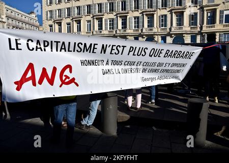 Marsiglia, Francia. 19th Nov 2022. I dimostranti appendono uno striscione durante la dimostrazione. I "giubbotti gialli" hanno dimostrato in tutta la Francia di celebrare il quarto anniversario del loro movimento nato nell'autunno del 2018 contro la politica di Emmanuel Macron e contro l'alto costo della vita. (Foto di Gerard Bottino/SOPA Images/Sipa USA) Credit: Sipa USA/Alamy Live News Foto Stock