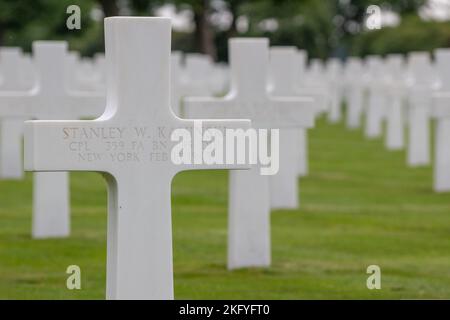 Un fuoco selettivo della croce bianca sepolcrale nel cimitero di guerra americano di Margraten nei Paesi Bassi Foto Stock