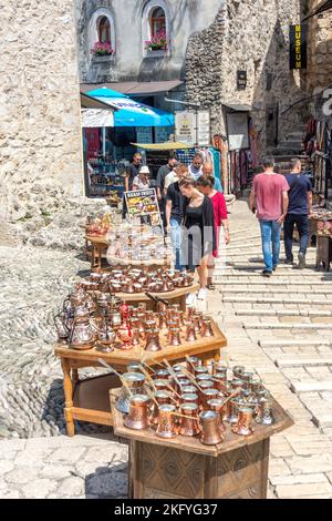 Bazzar Kujundžiluk da Stari Most (Ponte Mosta), Città Vecchia, Mostar, Bosnia ed Erzegovina Foto Stock