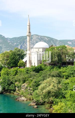 Moschea di Koski Mehmed Pasha attraverso il fiume Neretva, Città Vecchia, Mostar, Bosnia ed Erzegovina Foto Stock