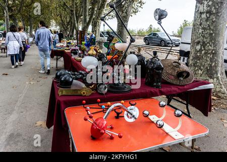 Il mercato delle pulci Domenica nel Peyrou a Montpelier, Francia. Un grande mercato che vende una vasta gamma di articoli. Foto Stock