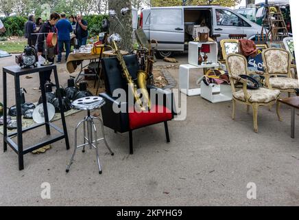 Il mercato delle pulci Domenica nel Peyrou a Montpelier, Francia. Un grande mercato che vende una vasta gamma di articoli. Tra le voci qui è un vecchio clarinetto. Foto Stock