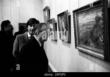 Karl Böhm, direttore d'orchestra austriaco, visita il museo impressionista Jeu de Paume, Parigi, Francia, 1978 Foto Stock