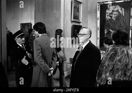 Karl Böhm, direttore d'orchestra austriaco, visita il museo impressionista Jeu de Paume, Parigi, Francia, 1978 Foto Stock