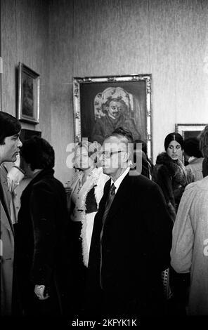 Karl Böhm, direttore d'orchestra austriaco, visita il museo impressionista Jeu de Paume, Parigi, Francia, 1978 Foto Stock