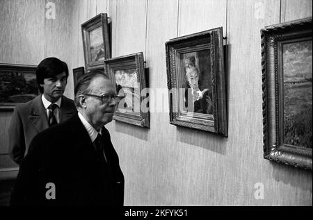 Karl Böhm, direttore d'orchestra austriaco, visita il museo impressionista Jeu de Paume, Parigi, Francia, 1978 Foto Stock