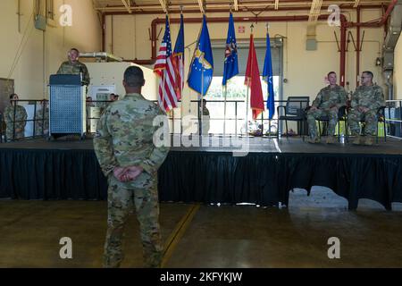 U.S. Air Force Brig. Paul Loiselle, assistente generale-aereo, Puerto Rico Air National Guard, dà i commenti di apertura durante la cerimonia di cambio di comando della 156th Wing presso la base della Guardia Nazionale aerea di Muñiz, Carolina, Puerto Rico, 15 ottobre 2022. La cerimonia del cambio di comando ha avuto luogo durante la trivella programmata di ottobre. Foto Stock