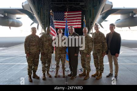 Maestro capo Sgt. Cameron Pieters, il leader senior arruoled della Guardia Nazionale del Nevada, il Gen. Ondra Berry, l'Adjutant Generale dello Stato del Nevada, il col. David Chauvin, il capo di stato maggiore della Guardia Nazionale dell'aria del Nevada, col. Evan Kirkwood, il comandante della 152nd Ala degli ascensori aerei, Capo Maestro Sgt. Jeffrey Linton, il capo di comando dell'ala per l'ala di sollevamento di 152nd, il padrone capo Sgt. Kevin Brun, il capo di comando della Guardia Nazionale dell'aria del Nevada e il direttore legislativo del Congresso Mark Amodei, posano tutti per una foto dopo l'assunzione di 152nd AW della cerimonia di comando al Nevada A. Foto Stock