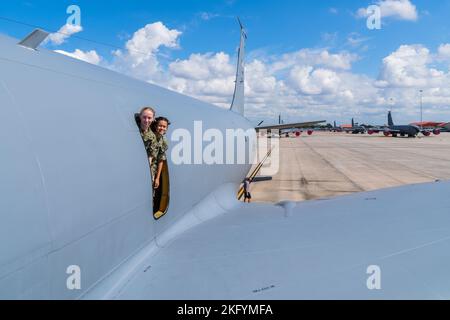 I cadetti del mare navale con la divisione di vittoria americana posano per una foto su un velivolo di Stratotanker di KC-135 assegnato alla 6th ala di rifornimento dell'aria alla base dell'aeronautica di MacDill, Florida, 15 ottobre 2022. I Naval Sea Cadets, insieme ai cadetti ROTC della University of Central Florida e agli studenti locali della contea di Hillsborough, hanno partecipato a un evento di Mentor sull'ispirazione aerea che includeva un incontro con i piloti dell'istruttore assegnati allo Squadrone di addestramento volante 85th e una mostra statica KC-135. Foto Stock