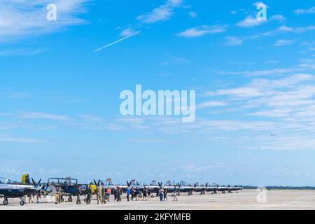 I piloti istruttori assegnati allo Squadrone di addestramento al volo 85th interagiscono con i partecipanti durante un evento di Mentor Aviation Inspiration presso la base dell'aeronautica militare di MacDill, Florida, 15 ottobre 2022. AIM è un programma di azione della comunità con la missione di informare, influenzare e ispirare la prossima generazione di aviatori dell'aeronautica militare. Durante l'evento MacDill ha ospitato i Naval Sea Cadets con l'American Victory Division, i cadetti ROTC della University of Central Florida e gli studenti locali della contea di Hillsborough. Foto Stock