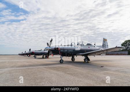 Gli aerei T-6A Texan II assegnati allo Squadrone di addestramento volante 85th sono mostrati sulla linea di volo alla base dell'aeronautica militare di MacDill, Florida, 15 ottobre 2022. Il T-6A viene utilizzato per formare studenti di Joint Primary Pilot Training nelle fondamentali capacità di volo necessarie per diventare piloti dell'aviazione militare e della marina degli Stati Uniti. I piloti istruttori assegnati al 85th FTS hanno partecipato a un evento di Mentor Aviation Inspiration a MacDill, dove hanno condiviso le loro esperienze in campo militare con i futuri aviatori. Foto Stock