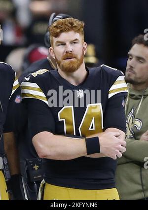 New Orleans, Stati Uniti. 21st Nov 2022. Andy Dalton (14) guarda la difesa della sua squadra dai margini durante una partita con i Los Angeles Rams al Caesars Superdome di New Orleans domenica 20 novembre 2022. Foto di AJ Sisco/UPI. Credit: UPI/Alamy Live News Foto Stock