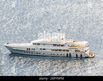 Yacht a motore, Chasseur al largo della costa di Saint Barts Foto Stock