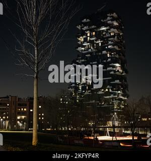 Vista notturna di un'area verde nei pressi del Bosco verticale, complesso residenziale composto da due edifici residenziali progettati dall'italiana A. Foto Stock