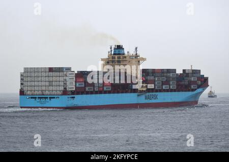 Prefettura di Kanagawa, Giappone - 13 agosto 2021: MAERSK BOSTON (IMO: 9313905), nave container che naviga nella baia di Tokyo. Foto Stock