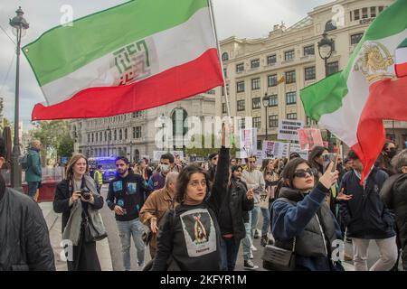 Diverse centinaia di iraniani e i loro sostenitori hanno manifestato contro ciò che hanno chiamato massacri da parte delle autorità iraniane dopo la morte di Mahsa Amini in custodia della polizia morale. I manifestanti hanno camminato lungo la Gran VI-a, una delle strade principali della città, urlando 'per le donne dell'Iran, per la giustizia in Iran!', 'Donna, vita, Libertà” e alcuni slogan contro il governo spagnolo, che alcuni vogliono interrompere le relazioni diplomatiche con l'Iran. Almeno 342 persone sono state uccise nelle forze di sicurezza iraniane da quando sono iniziate le proteste due mesi fa, secondo l'ONG Iran Human Rights (IHRNGO) con sede a Oslo Foto Stock