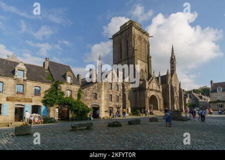 Tipica bella chiesa gotica bretone Flamboyant chiamata Eglise Saint-Ronan con piazza della città nel piccolo borgo medievale di Locronan, Bretagna, Francia Foto Stock