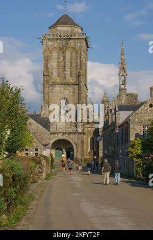 Tipica bella chiesa gotica bretone Flamboyant chiamata Eglise Saint-Ronan nel piccolo villaggio medievale di Locronan, Bretagna, Francia Foto Stock