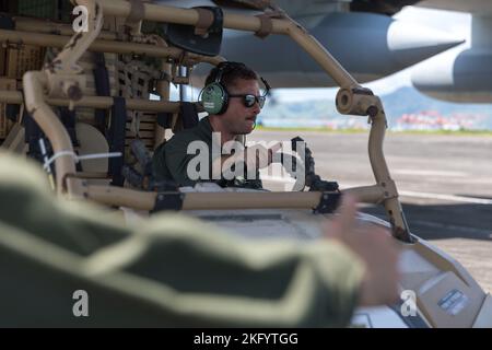 Corpo marino degli Stati Uniti Gunnery Sgt. Jeremiah Gaultz, un maestro di carico con Marine Aerial Refueler Transport Squadron (VMGR) 152, carica un veicolo leggero tattico polaris MRZR su un KC-130J Super Hercules all'aeroporto internazionale di Subic Bay, Filippine, 15 ottobre 2022. VMGR-152 ha supportato Marines e marinai con l'unità di spedizione marina 31st, trasportando personale e attrezzature in tutta la regione dell'Indo-Pacifico. Foto Stock