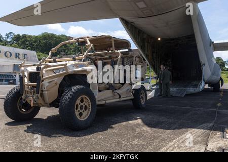 U.S. Marines with Marine Aerial Refueler Transport Squadron (VMGR) 152 prepararsi a caricare un veicolo leggero tattico polaris MRZR per tutti i terreni su un KC-130J Super Hercules presso l'aeroporto internazionale di Subic Bay, Filippine, 15 ottobre 2022. VMGR-152 ha supportato Marines e marinai con l'unità di spedizione marina 31st, trasportando personale e attrezzature in tutta la regione dell'Indo-Pacifico. Foto Stock