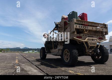 U.S. Marine Corps CPL. Priscilla Rodrigues, un maestro di carico con Marine Aerial Refueler Transport Squadron (VMGR) 152, si prepara a caricare un leggero veicolo tattico polaris MRZR all-Terrain all'aeroporto internazionale di Subic Bay, Filippine, 15 ottobre 2022. VMGR-152 ha supportato Marines e marinai con l'unità di spedizione marina 31st, trasportando personale e attrezzature in tutta la regione dell'Indo-Pacifico. Foto Stock