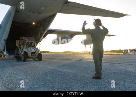 U.S. Marines with Marine Aerial Refueler Transport Squadron (VMGR) 152 Off-load a Polaris MRZR Light tattical All-Terrain Vehicle a Iejima, Giappone, 15 ottobre 2022. VMGR-152 ha supportato Marines e marinai con l'unità di spedizione marina 31st e lo Squadron di supporto ala marina 171, trasportando personale, attrezzature e carburante in tutta la regione dell'Indo-Pacifico. Foto Stock