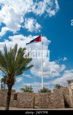 Arab Revolt Flag e flagpole Aqaba Giordania Foto Stock