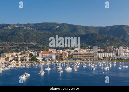 Barche a vela e yacht nel porto, comune di Ajaccio, Corsica, Francia. Foto Stock