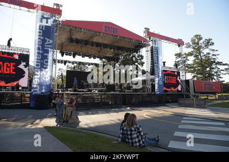 Volontari e membri dell'equipaggio di produzione conducono un allestimento durante il Fall Festival presso la Moody Air Force base, Georgia, 15 ottobre 2022. L'evento consisteva in musica dal vivo, cibo camion, gonfiabili, giochi e divertimento per tutta la famiglia. Lo Squadrone di supporto della forza del 23rd ha ospitato l'evento per dare agli Airmen e alle loro famiglie del tempo libero dalla missione per godersi un'esperienza di intrattenimento dal vivo gratuita. Foto Stock