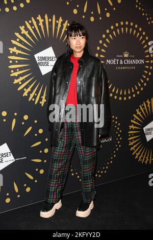 Mimi Xu frequenta Skate alla Somerset House con Moët & Chandon Foto Stock