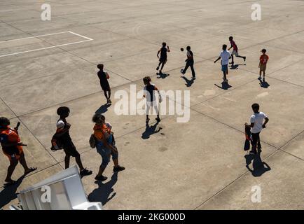 Gli studenti della squadra di calcio della Brandon Bears Youth giocano sulla linea di volo durante un tour degli stratotanker KC-135 alla base dell'aeronautica militare MacDill, Florida, 16 ottobre 2022. Più di 50 studenti e docenti della Brandon Middle School hanno ricevuto un tour KC-135 come parte del programma di Mentor Aviation Inspiration. Il programma AIM supporta le attività di coinvolgimento e di coinvolgimento dell'aeronautica con la missione di informare, influenzare e ispirare la prossima generazione di aviatori. Foto Stock