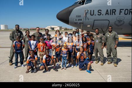 Brandon Bears Youth Football, membri della squadra e piloti Stratotanker KC-135 assegnati alla 6th Air Refueling Wing, posa per una foto di gruppo durante un tour KC-135. Più di 50 studenti e docenti della Brandon Middle School hanno ricevuto un tour KC-135 come parte del programma di Mentor Aviation Inspiration. Il programma AIM supporta le attività di coinvolgimento e di coinvolgimento dell'aeronautica con la missione di informare, influenzare e ispirare la prossima generazione di aviatori. Foto Stock