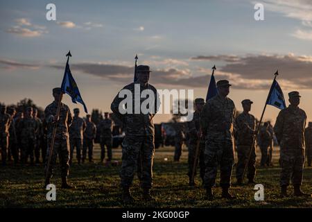 I soldati della Guardia Nazionale del New Jersey e gli Airmen si allenano prima della 2022° revisione militare della Guardia Nazionale del New Jersey presso il National Guard Training Center di Sea Girt, New Jersey, 16 ottobre 2022. La Revisione militare è una tradizione di 130 anni che permette al governatore come comandante in capo di rivedere i soldati e gli Airmen della Guardia Nazionale del New Jersey. Foto Stock